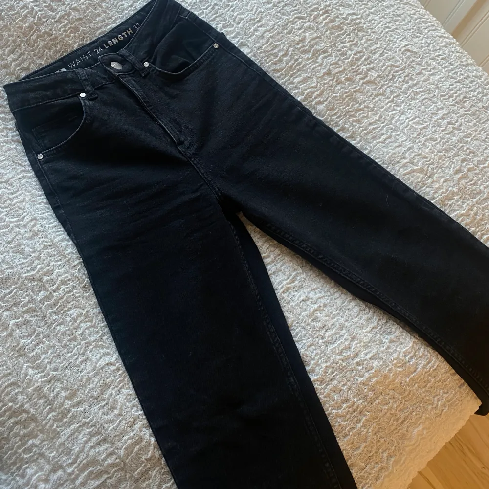 Oanvända jeans från bikbok, waist 24 och length 32, raka i modellen ❣️. Jeans & Byxor.