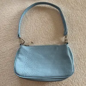 Ljusblå mönstrad ormskinn handväska från Gina Tricot.  Sällan använd, alltså super bra skick! Såå fin nu till våren ⭐️🥂
