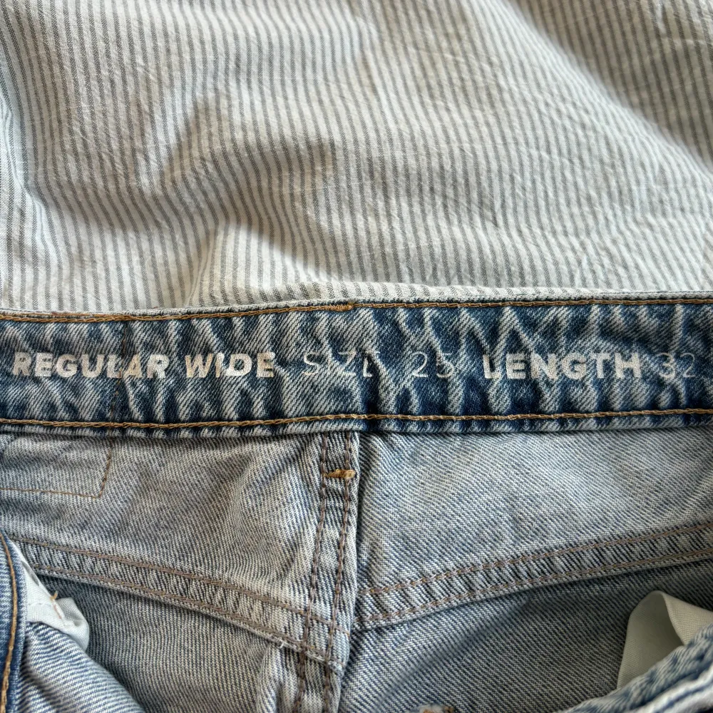 Säljer dessa ljusblå jeans från ginatricot pågrund av att de inte kommer till användning. De är midwaist och regular wide Storleken är W25 L32 . Jeans & Byxor.