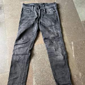 Skicket på jeans är 6/10 med ett hål i skrevet som visas på bilderna. Köpta på nordiska kompaniet Stockholm för ca 1400 kr.
