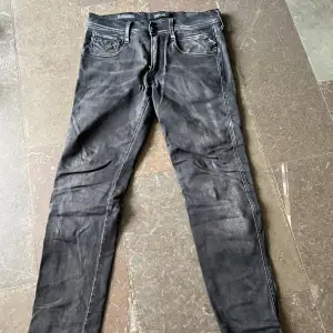 Skicket på jeans är 6/10 med ett hål i skrevet som visas på bilderna. Köpta på nordiska kompaniet Stockholm för ca 1400 kr.