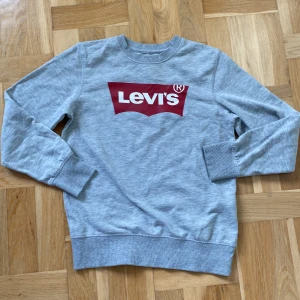 Levis sweatshirt - Tröja från Levis 💗 jätte fint skick och i storlek 164. Pris kan diskuteras 