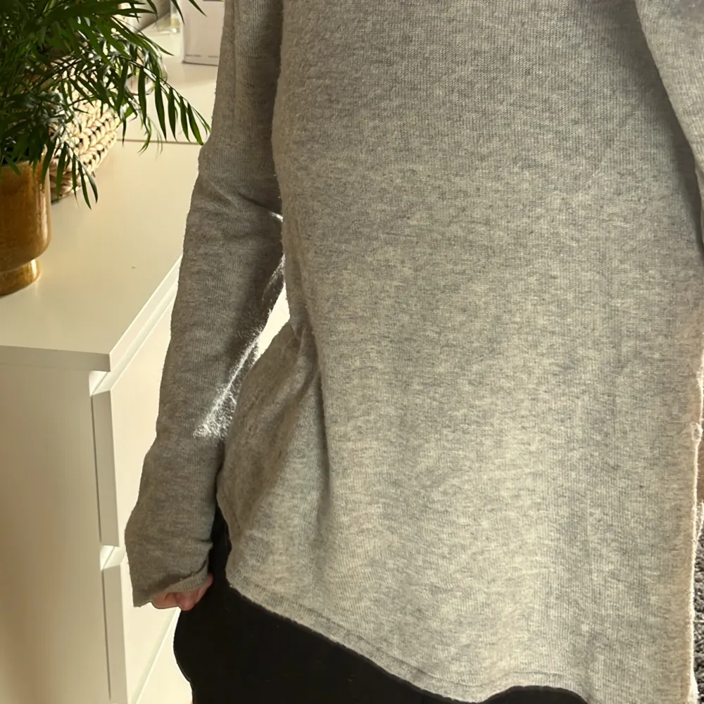 En jättemysig grå stickad tröja, i bra skick!. Tröjor & Koftor.