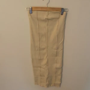 Långkjol - Beige långkjol med detaljer, aldrig använd 