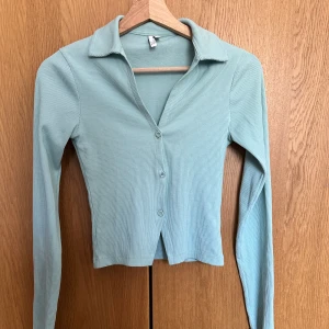 Effortless Button Top - Ny utan prislapp