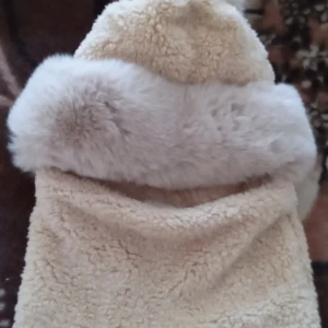 Mössa med inbyggd halsduk fuskpäls . - Mycket skln och snygg mössa med inbyggd halsduk fuskpäls .materal fleeceliknande ,Bomull .Helt ny oanvänd .