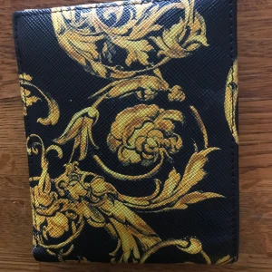 Versace Couture Plånbok  - Bra skick förutom att Loggan blivit lite sliten. Made in italy - köpt för ca 200 euro kvitto går rota fram.