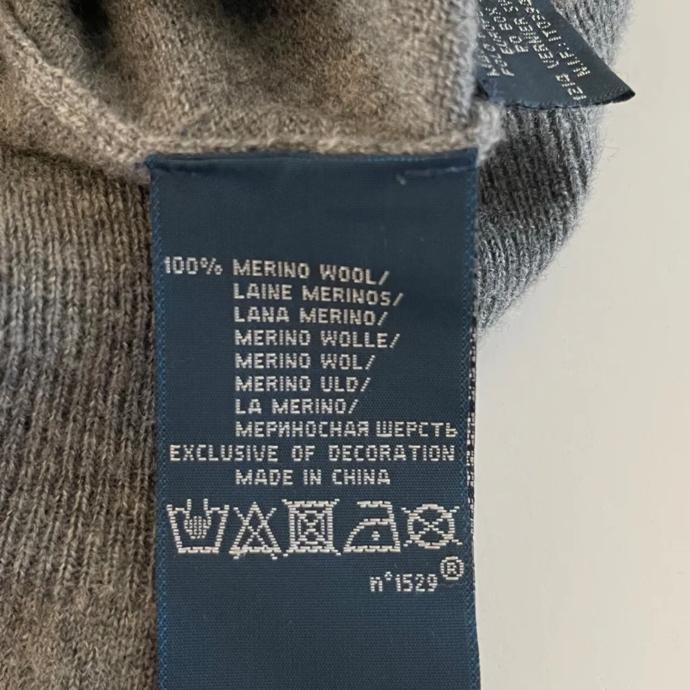 Hej! Säljer en Cardigan i 100% merino ull från Polo Ralph Lauren med snygga vinröda detaljer vid armbågarna. Cardiganen är i mycket bra skick utan några defekter. Vid frågor eller funderingar är det bara att höra av sig 🙌🏻. Tröjor & Koftor.