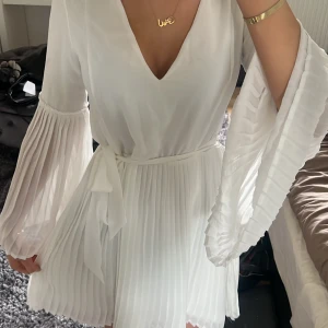 Studentklänning - En väldigt snygg studentklänning köpt från bubbleroom och endast använd en gång. Storleken är 38 men eftersom den går att spänna åt i midjan passar den även mig som har 34 i klänningar.