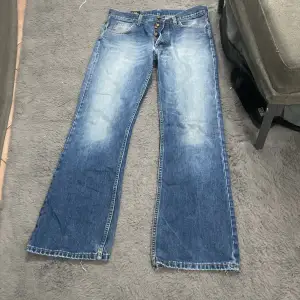 Säljer dessa Lee jeans då dom tyvärr är för stora på mig