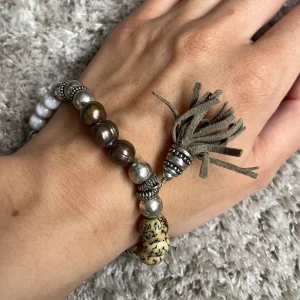 Armband - Armband med pärlor och en liten toffs:)