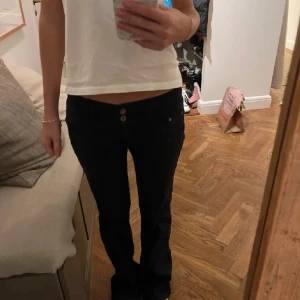 Gant lågmidjade jeans - INTRESSEKOLL!! På mina lågmidjade bootcut/flared gant jeans med dubbel knapp. Sjukt snygga men lite kort enligt mig som är 173. Sjukt snygga och lågmidjade. Älskar dom men inte kommit till användning. Köpt på plick. LÅNADE BILDER FRÅN TIDIGARE ÄGARE!