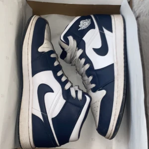 Jordan 1 Mörkblå - Säljer min lilleborsas jordans då han inte använder dom. Säljer för 1299kr - Nypris 1999. Priset är förhandlingsbart vid snabb affär. De är lite creasade fram på, men annars i väldigt bra skick🤍 knappt använda👍