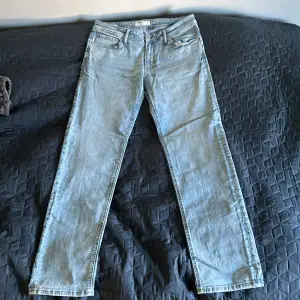 Ett par jeans från Jack&Jones som tyvärr inte används mer då de är för stora. Använda men i bra skick och inga skador, 8/10.  Är ”Made to last” och är både högre kvalitet och mer elastiska jämfört med andra modeller från Jack&Jones. 