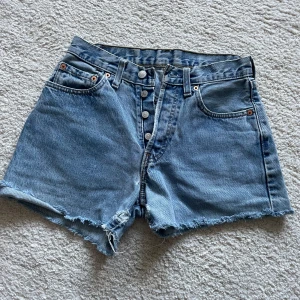 Levis shorts  - avklippta levisshorts, lite slitna och snett avklippta men perfekt om man vill klippa av dem lite kortare! 