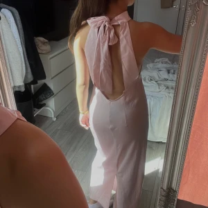Sommarklänning  - Jättefin rosa långklänning från H&M med finaste ryggen. Aldrig använd så är i nyskick🩷