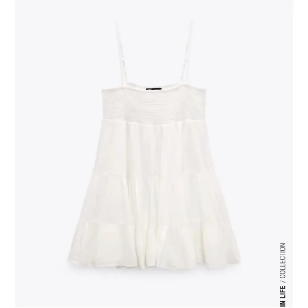 Säljer denna fina vita klänningen ifrån zara i storlek xs, skriv vid frågor eller bilder på klänningen🌺. Klänningar.