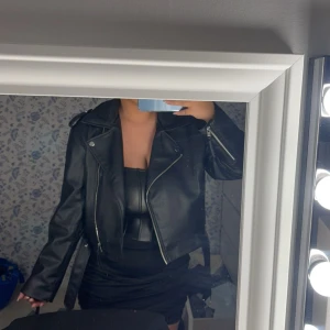 Biker skinnjacka - Den super trendiga skinnjackan från Gina tricot. Använd fåtal gånger. Icke rökare så ingen lukt eller fel på jackan. XS men passar både S och M