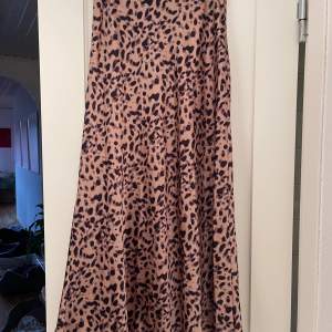 Chiquelle leopard kjol, storlek S. Knappt använd. 
