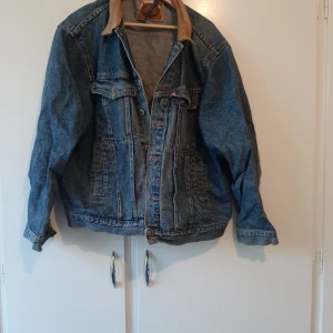 Vintage jeans jacka  - Köpte på en loppis marknad. Storlek XL. Sitter fint på mig som har storlek L, lose fit.