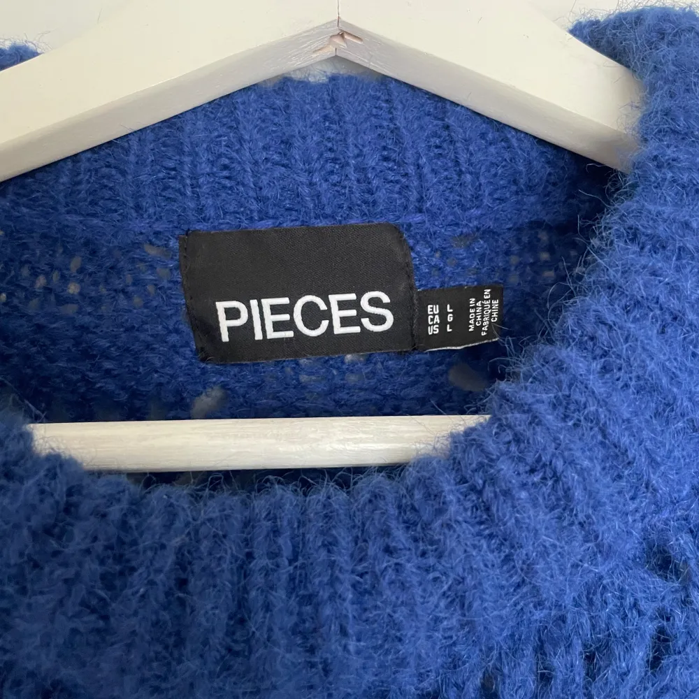 Blå stickad tröja från Vera Moda (Pieces)💙 Superfint mönster och färgen är perfekt året om!  Använd fåtal gånger! Köpt för 299kr.  Storlek L men sitter som en S/M  Pris kan diskuteras🎉  Skickar samma dag ni köper! . Stickat.