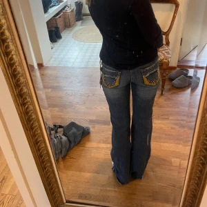 Lågmidjade bootcut jeans  - Lågmidjade bootcut jeans som är helt nya . Midjemått 36cm, innerbenslängd 80cm. Köp via köp nu❤️‍🔥