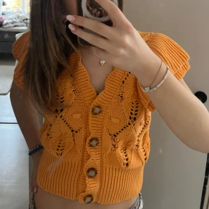 Zara topp - Säljer denna otroligt söta toppen ifrån zara i storlek S. Säljer pga inte kommer till användning. Hör av er om mer frågor eller funderingar ❤️