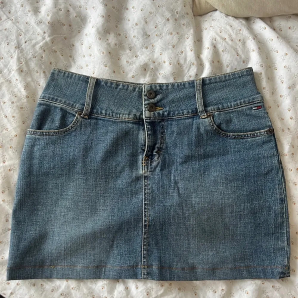 Jeanskjol från Tommy Hilfiger. Köpt på Vinted men säljer pga att den var för stor för mig. Storlek S. . Kjolar.