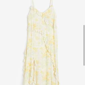 Säljer den här trendiga somriga klänningen från hm! Helt ny med prislapp! Skriv om ni har frågor!💗🌸
