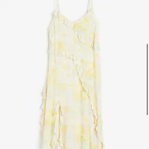 Säljer den här trendiga somriga klänningen från hm! Helt ny med prislapp! Skriv om ni har frågor!💗🌸