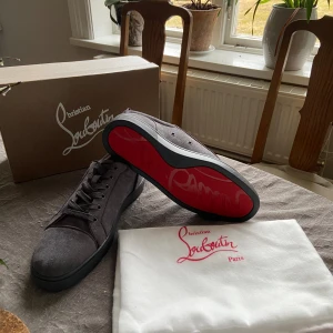 Louboutin  - Säljer ett par feta loubs 1 : 1, aldrig burna och är 9/10 skick, strl 45 men passar lite mindre. Allt og tillkommer.    Vid frågor är det bara att höra av sig