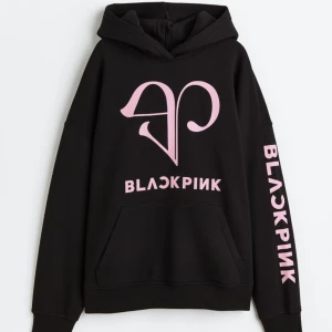 Oversized tröja med tryck - BP🖤 - En oversized huvtröja i bomullsblandad sweatshirtkvalitet med mjuk, borstad insida och tryckt motiv fram samt på ena ärmen. Slutsåld överallt, köptes för 299kr, säljer för 100kr.