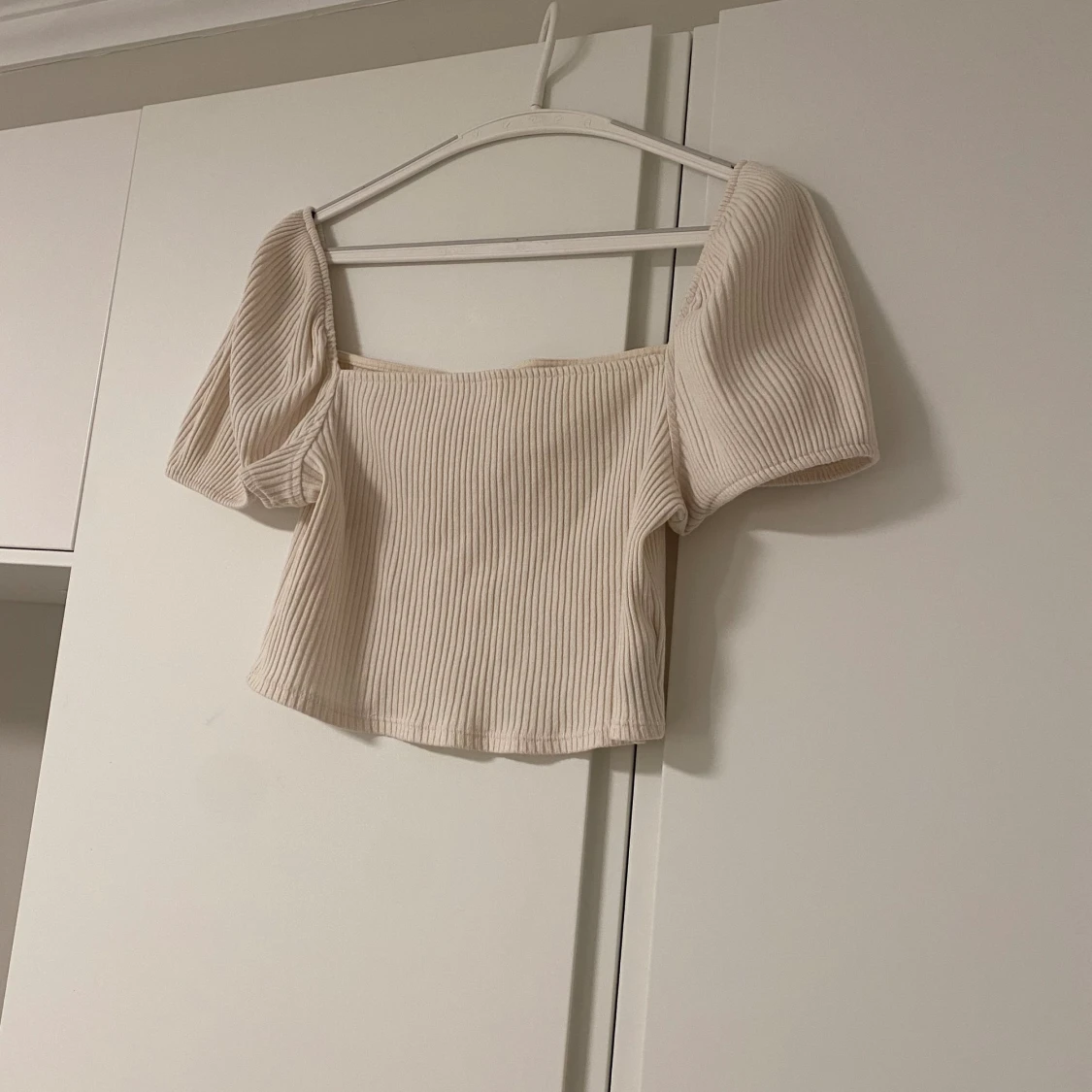 Ribbad vit top med puff Axel 