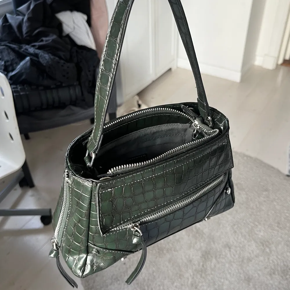 Mörkgrön handväska från na-kd🤍 nyligen köpt och använd ett fåtal gånger, bra skick!. Väskor.