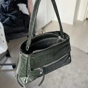 Mörkgrön handväska från na-kd🤍 nyligen köpt och använd ett fåtal gånger, bra skick!