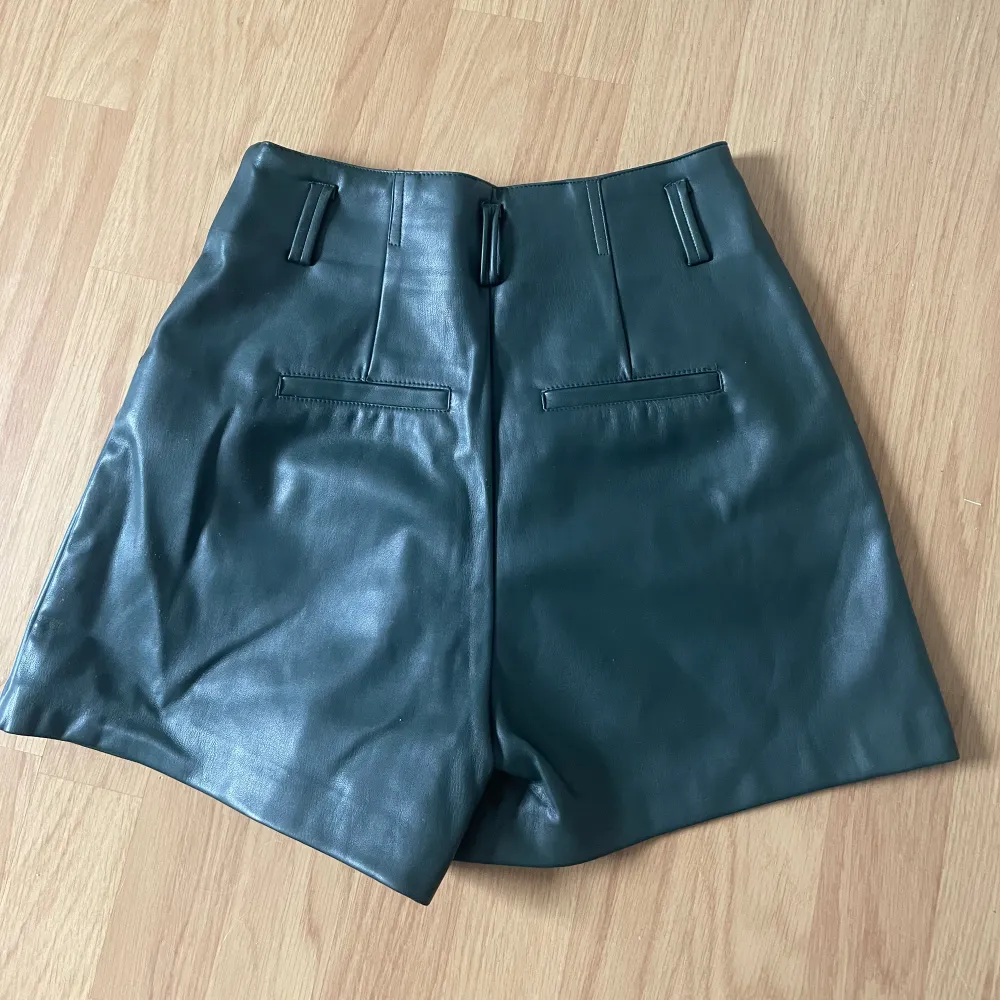Super fina shorts som ja ej har använt en då ja inye tycker de passar mig  Fin mörk grön färg och de till kommer ett skärpt om man vill ha de. Shorts.