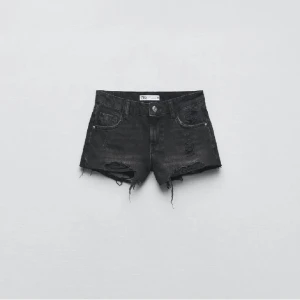Jeansshorts zara - Hejj, säljer mina jeansshorts från Zara. De är jättefina på!!💕 Har använt dom ca 7-8 gånger. Nypris 329!  Kan även gå ner i pris vid snabb affär! 