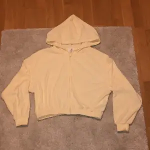 En gul hoodie i typ handuksmatrial🌼Säljer för inte använder och har bara använt typ tre gånger👌