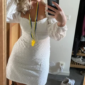 Vit Studentklänning  - Säljer denna klänning! Bara använd en gång och är i nyskick 🩷