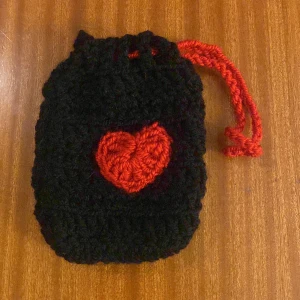 Liten påse - En liten påse med mått på ungefär 20x10 cm. Det röda ser mer orangt ut på bilderna. ⚠️tryck inte på köp direkt⚠️