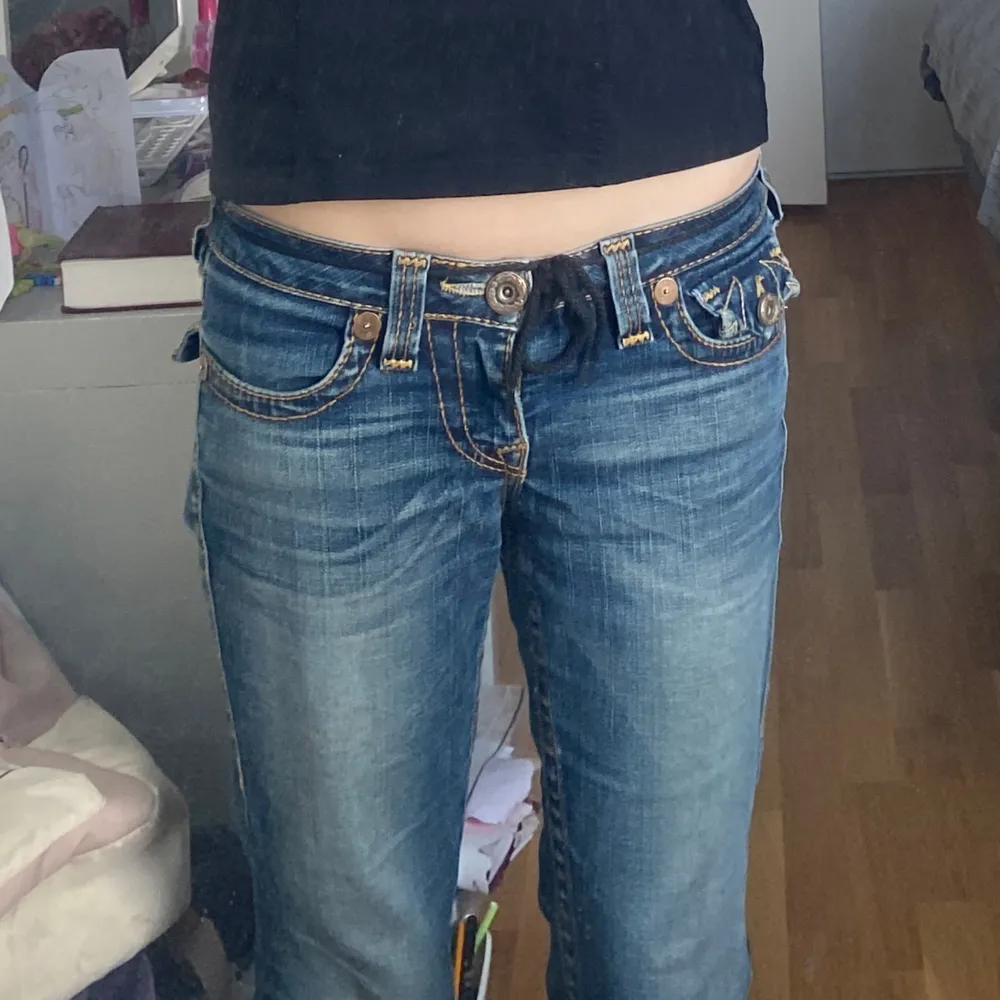 True religion jeans som är i storlek 27❤️ de finns några defekter längst nere på byxorna vid benen och hål som jag har sytt ihop vid bakfickorna. Skriv om du undrar vad måtten är❤️ . Jeans & Byxor.