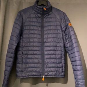 Save The Duck  - Snygg jacka ifrån save the duck i bra skick i storlek S