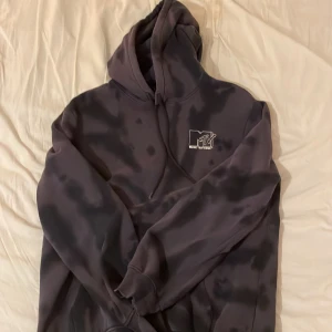 MTV tie die hoodie från H&M nyskick - M hoodie i nyskick. Gråsvart tie-dye.