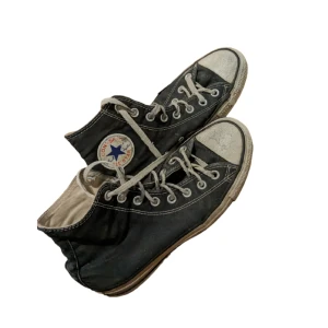 Svarta converse - Säljer mina gamla converse. Är använda och har ett hål som man ser på sista bilden. Storlek  us 6 1/2 (eu38)