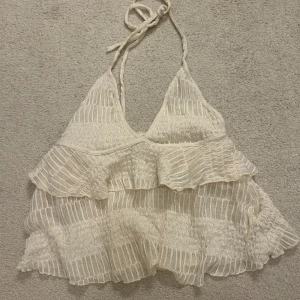 Vit topp - Jättesöt topp från pull & beat. Storlek XL men liten i storleken så passar en M-L