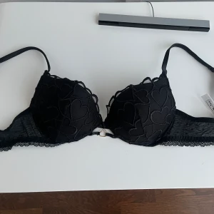 Intimissimi BH 75B - Super fin push up bh i storlek 75b😍Säljer endast då jag beställde en likadan i en annan storlek och glömde lämna tbx. Helt ny med prislapp. 