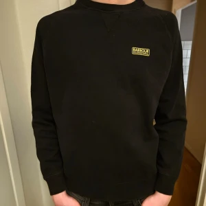 Barbour tröja - Barbour tröja i utmärkt skick och är perfekt inför våren. Storlek på tröjan är M. Säljer den då den är för liten. Hör av er vid minsta fundering 😀