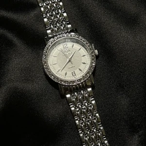 Klocka  - ny klocka,oanvänd i silverfärg med stenar. Nypris 398 nu 298