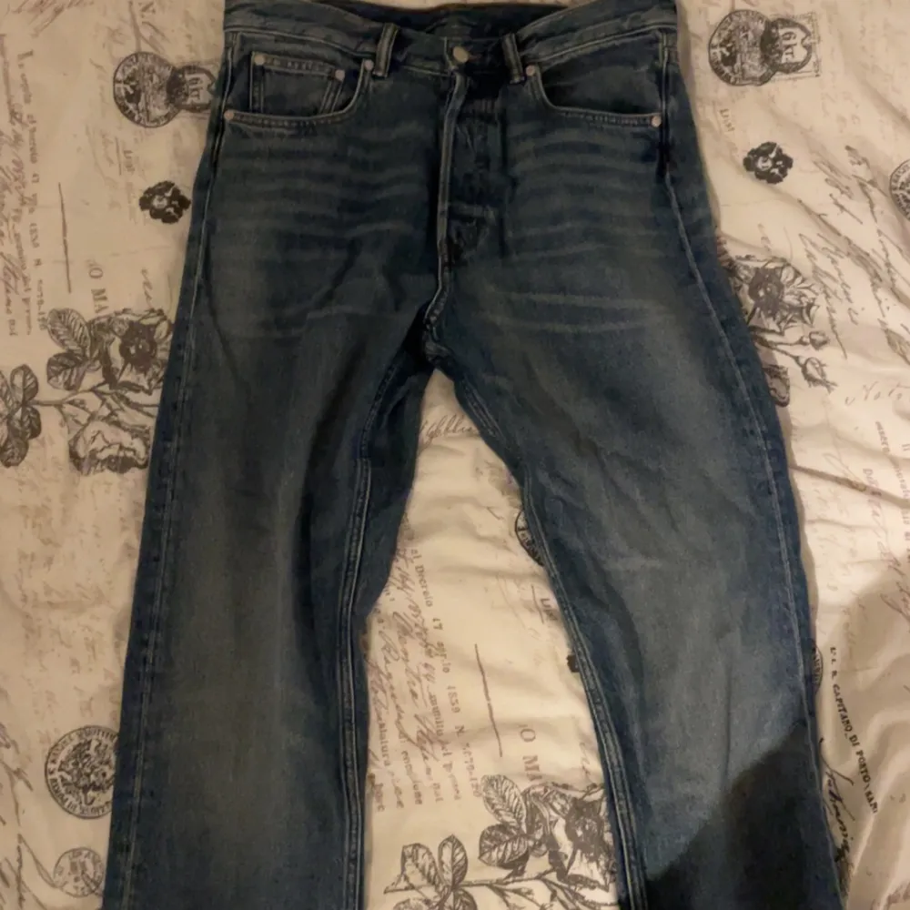 Hej säljer dessa arket jeans som aldrig är använda och är i utmärkt skick. Jag vet inte storleken på dem men dem passar om du är runt 187cm. Om ni har frågor eller vill diskutera pris så är det bara att skriva!. Jeans & Byxor.
