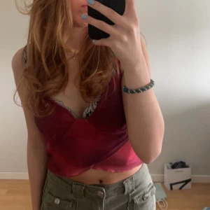 Festtopp - Jättefin röd festtop köpt från Plick, säljer då jag aldrig har använt. Passar bra till sommaren också. Köptes för 230 kr